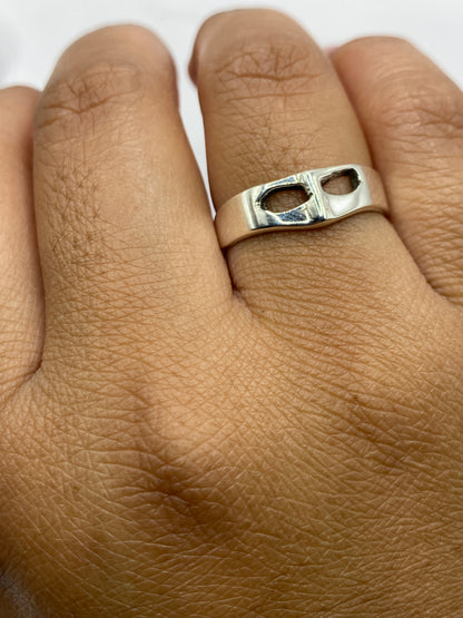 Anillo de plata con sello .925 MEXICO visible en el interior de la banda