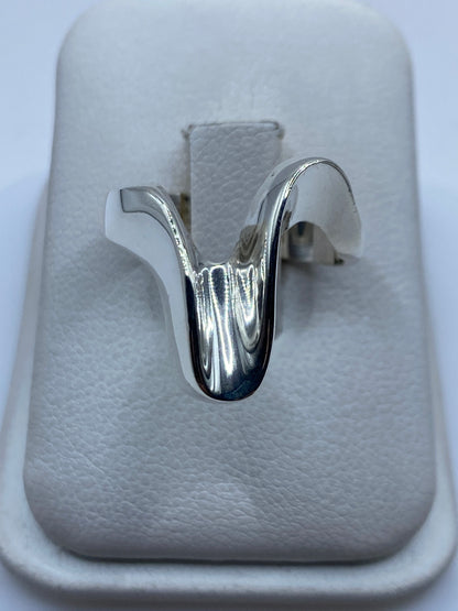 Anillo escultural de plata .925 en caja blanca, vista frontal del volumen orgánico