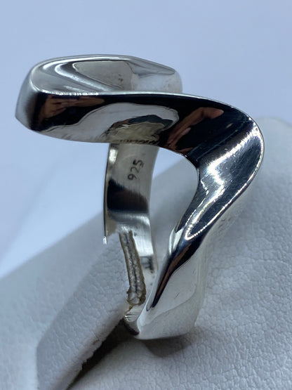 Detalle lateral del anillo escultural con sello 925 grabado, acabado brillante