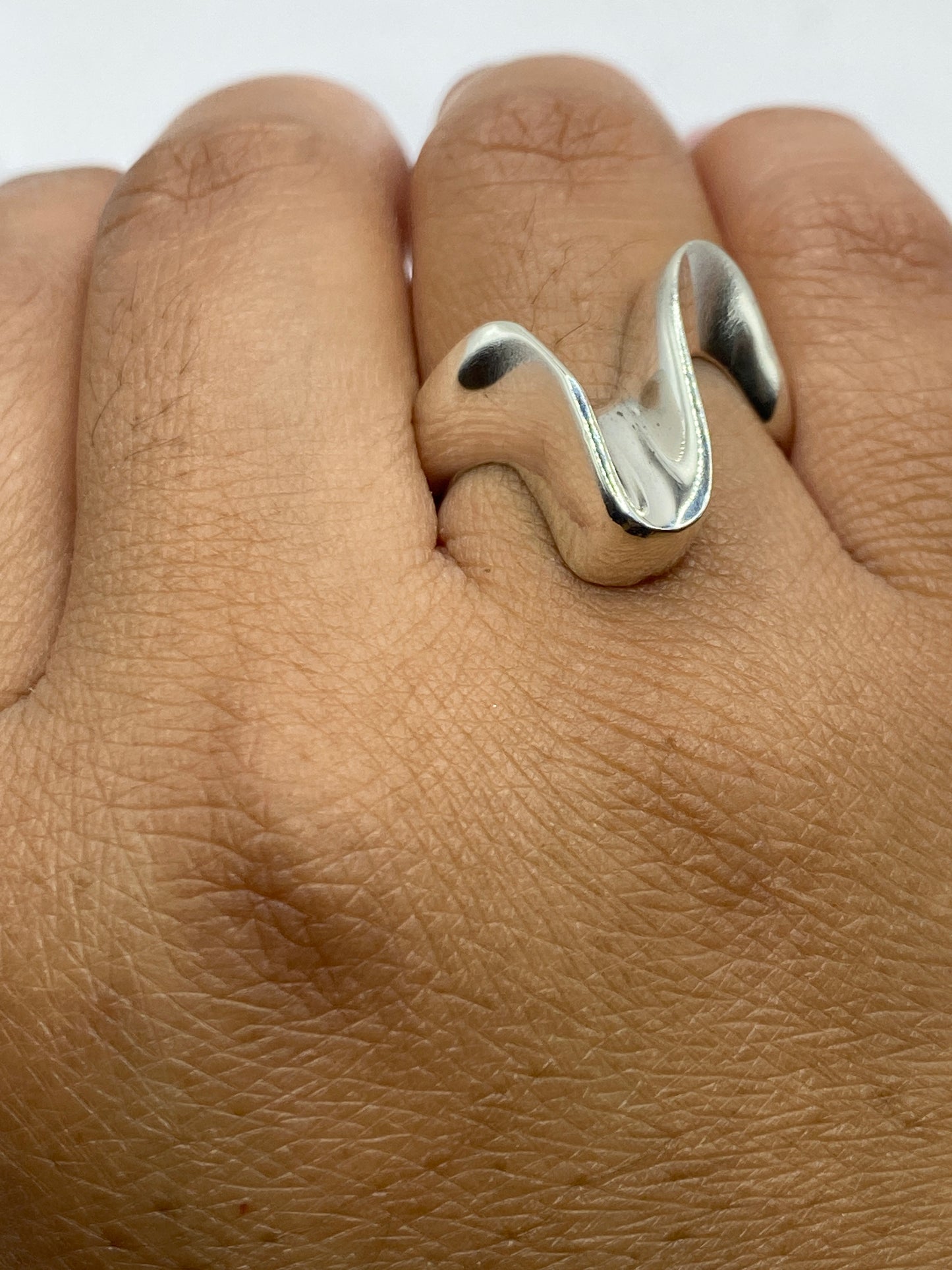 Anillo en balanza de precisión pesando 8.6 gramos, pieza de Taxco