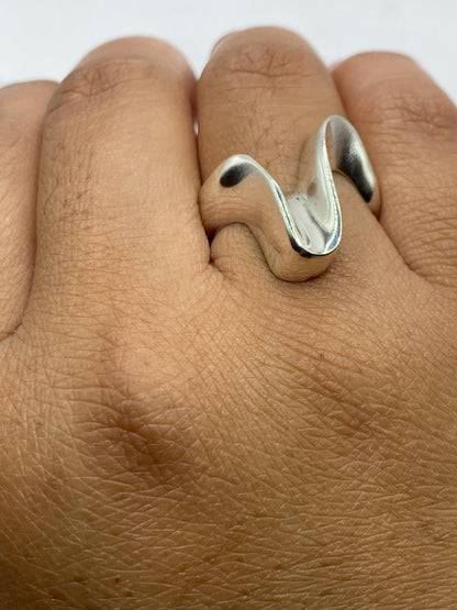 Anillo en balanza de precisión pesando 8.6 gramos, pieza de Taxco