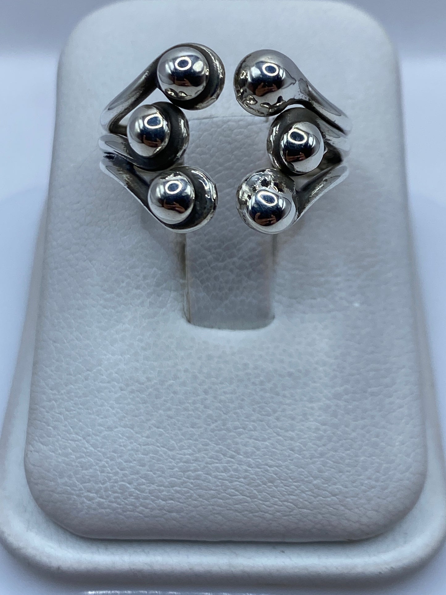 Anillo de plata ajustable con seis esferas pulidas visto desde arriba