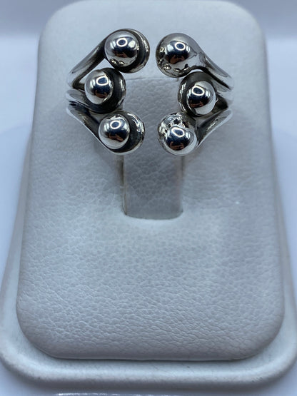 Anillo de plata ajustable con seis esferas pulidas visto desde arriba