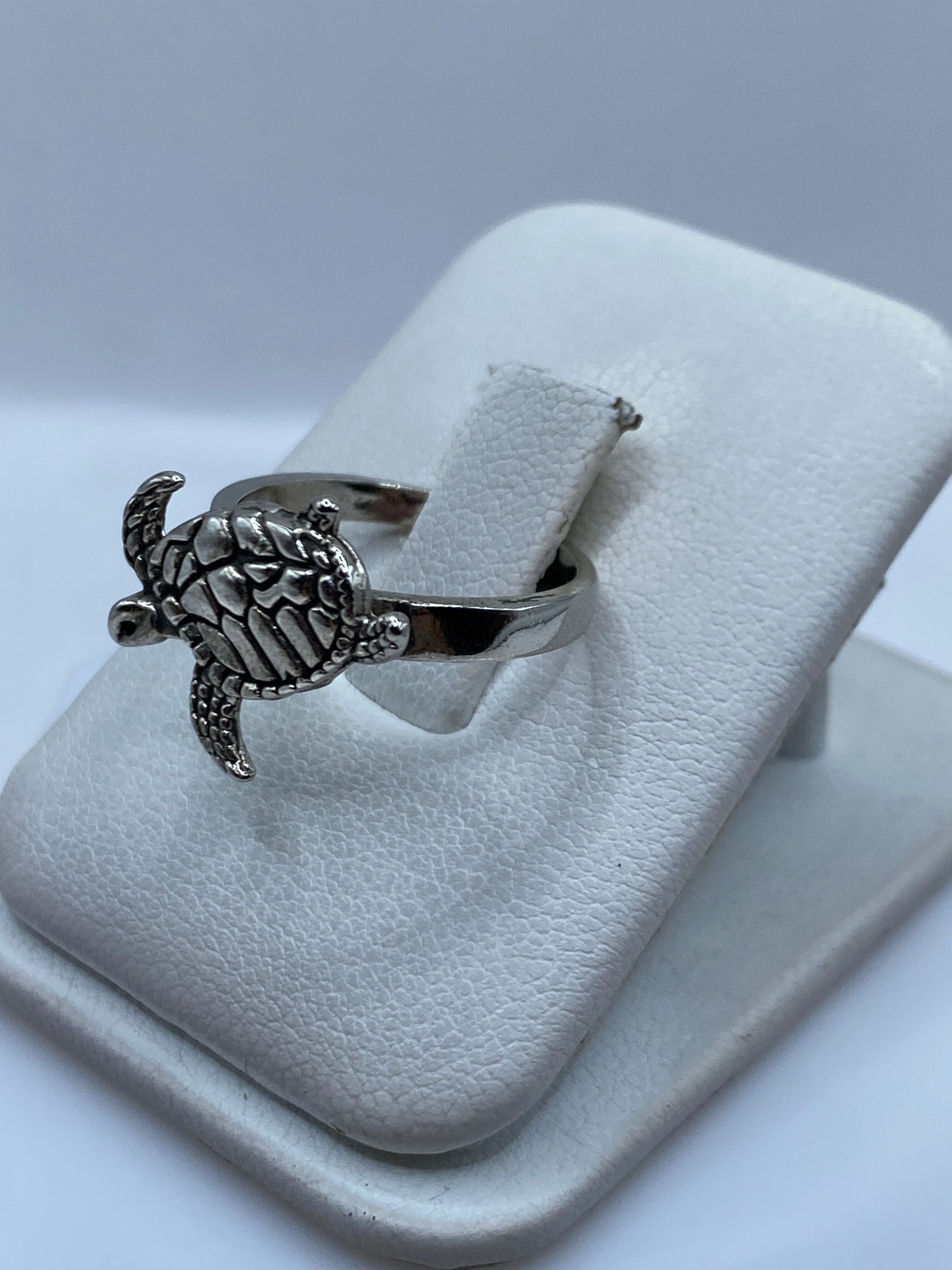 Anillo tortuga en plata .925 visto de lado, mostrando el perfil del caparazón