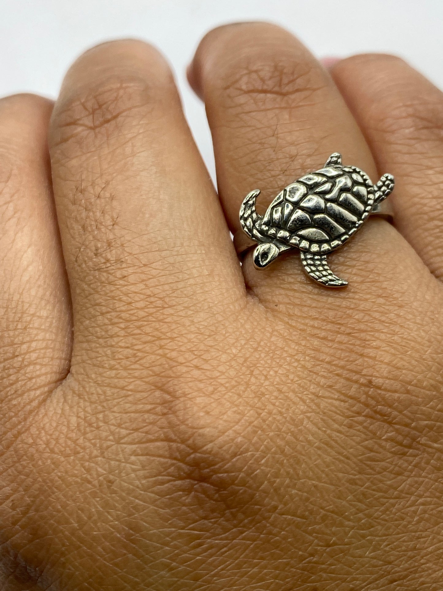 Anillo tortuga de plata en el dedo, mostrando el sello .925 MEXICO en el interior