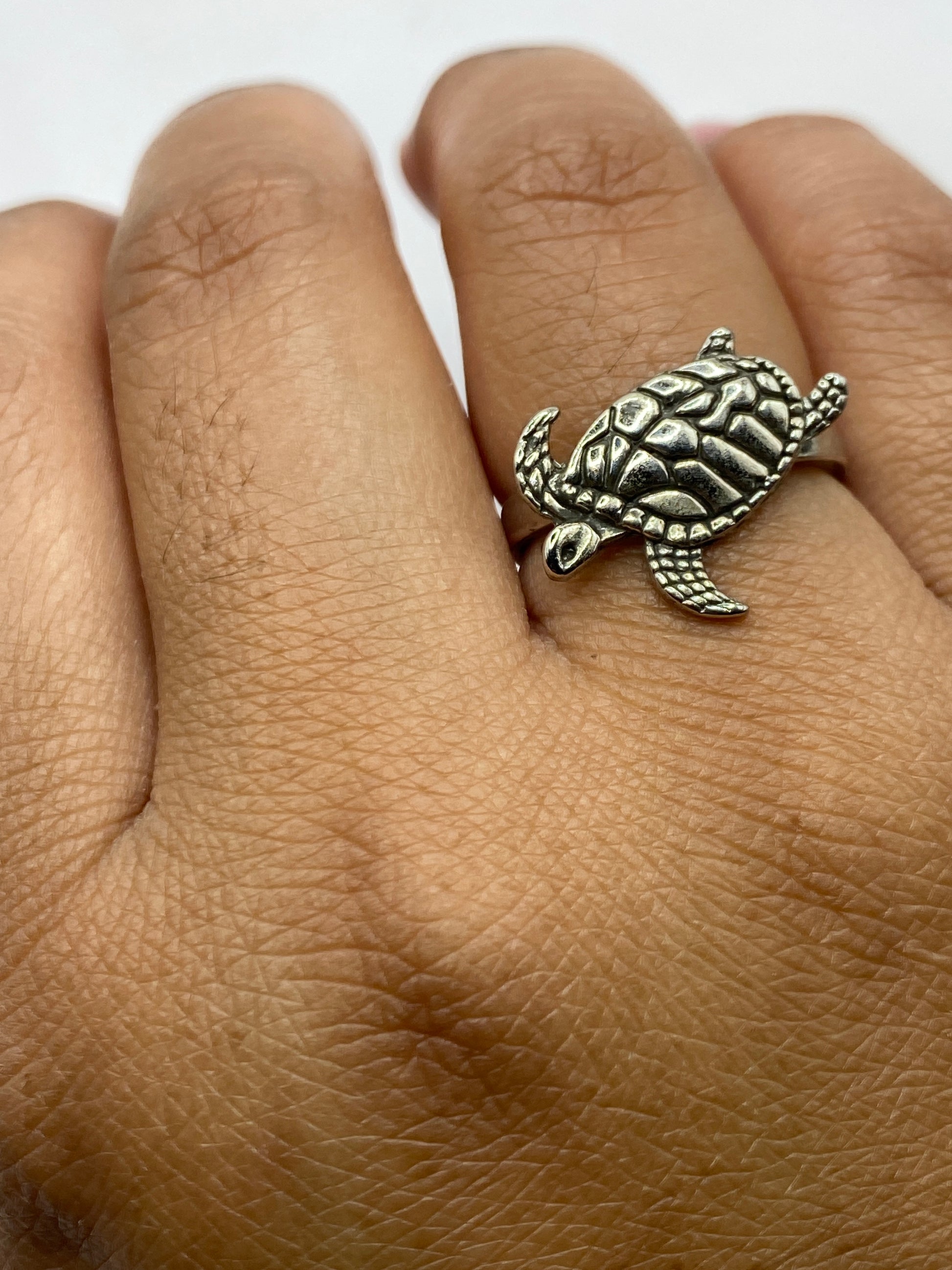 Anillo tortuga de plata en el dedo, mostrando el sello .925 MEXICO en el interior