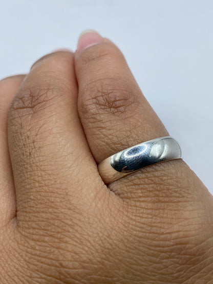 Pesaje del anillo de plata en báscula de precisión mostrando 2.9 gramos