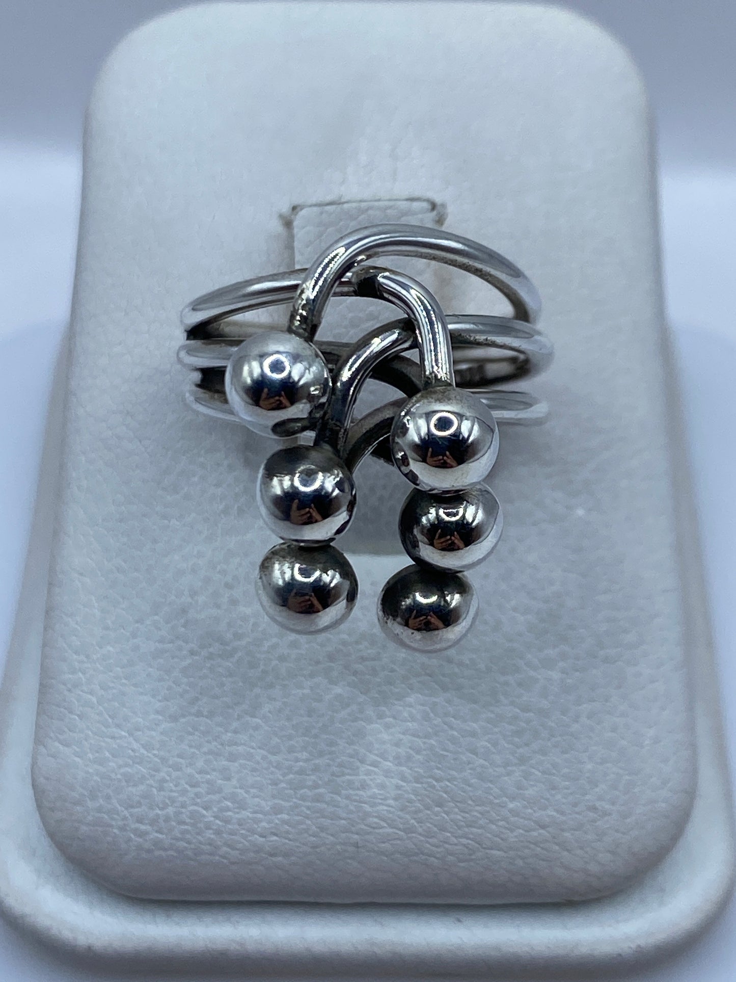 Anillo de plata banda lisa brillante en caja de presentación blanca