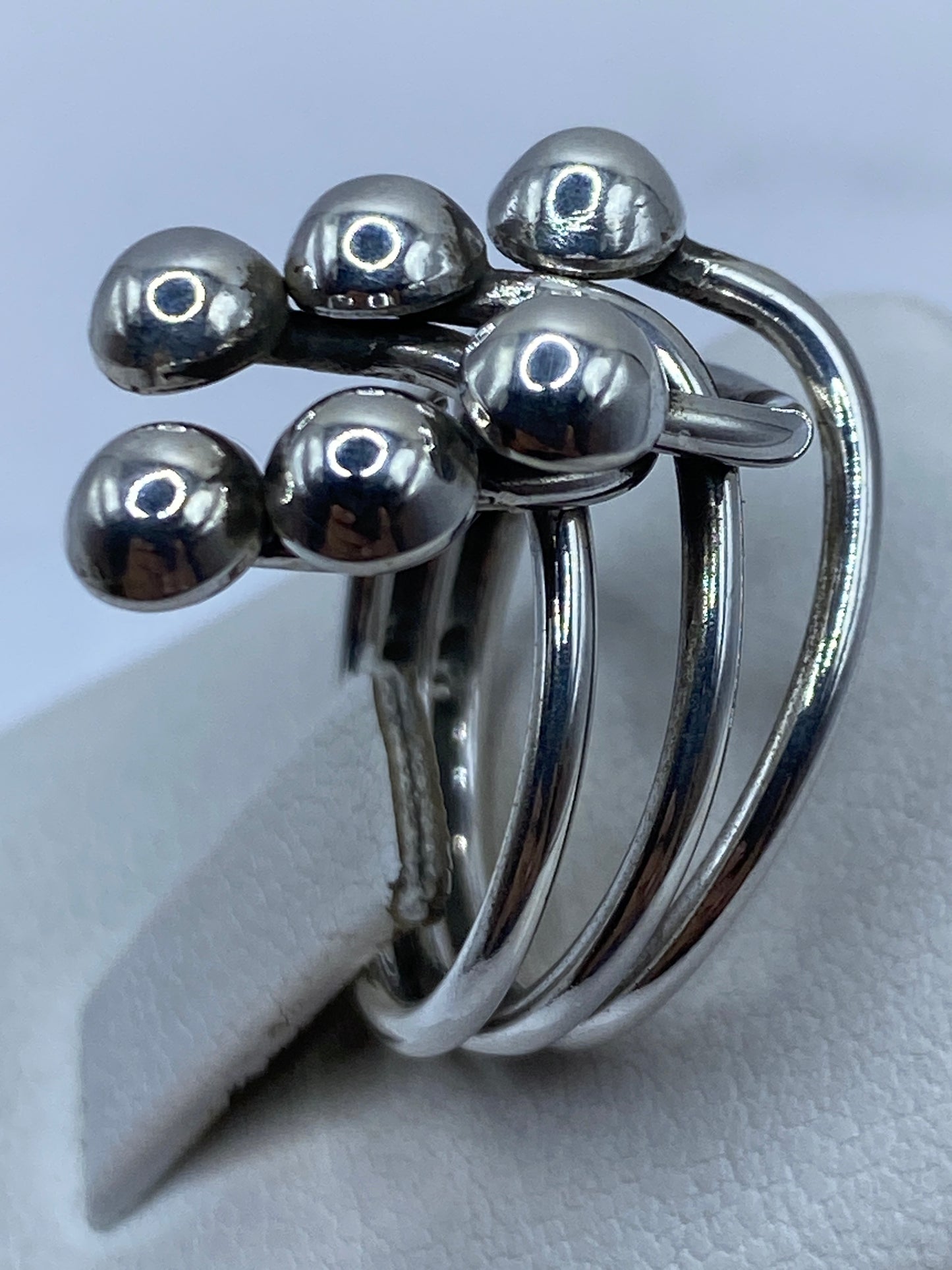 Anillo de plata .925 en la mano de una mujer adulta, luz natural