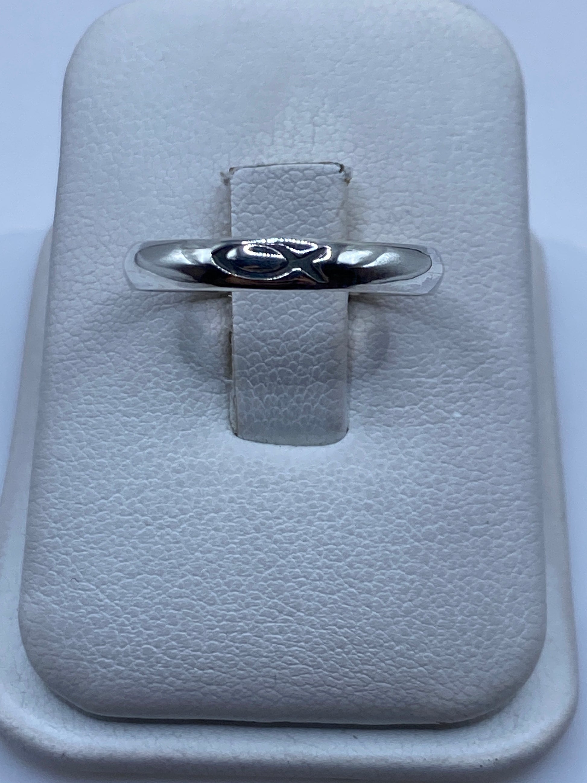 Anillo de plata .925 con sello minimalista en estuche blanco