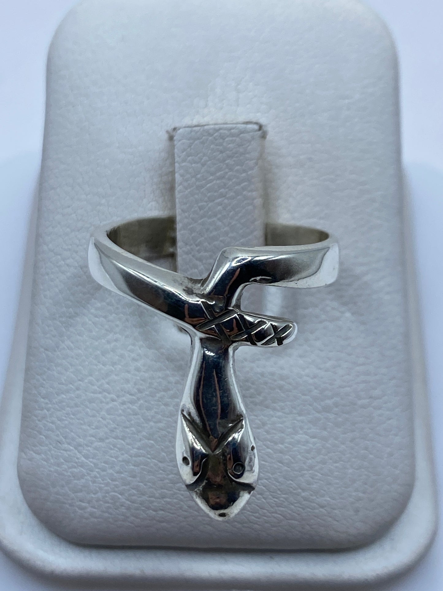 Anillo de plata artesanal con figura de pájaro en relieve, en estuche blanco