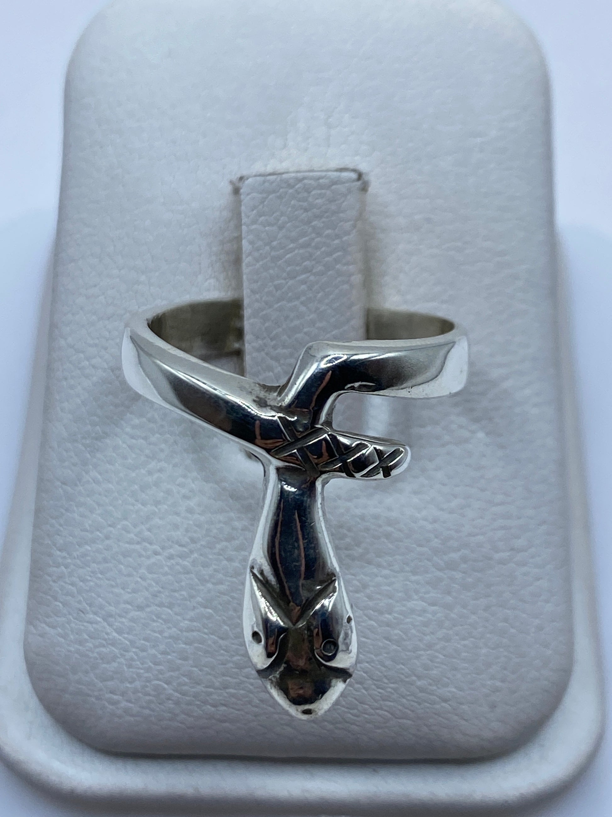 Anillo de plata artesanal con figura de pájaro en relieve, en estuche blanco