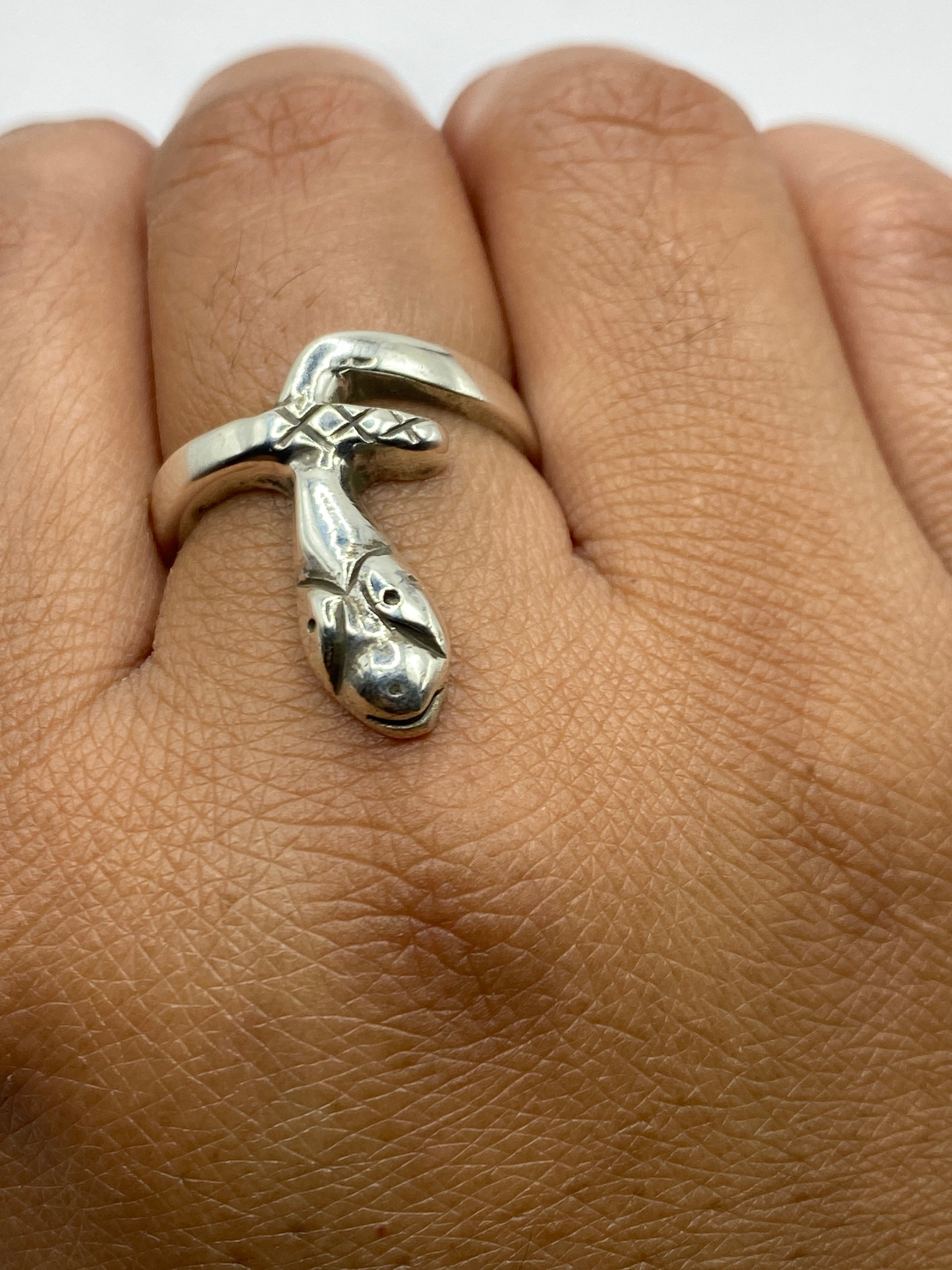 Anillo en mano de mujer mostrando el sello 925 MEXICO y el efecto en dedo