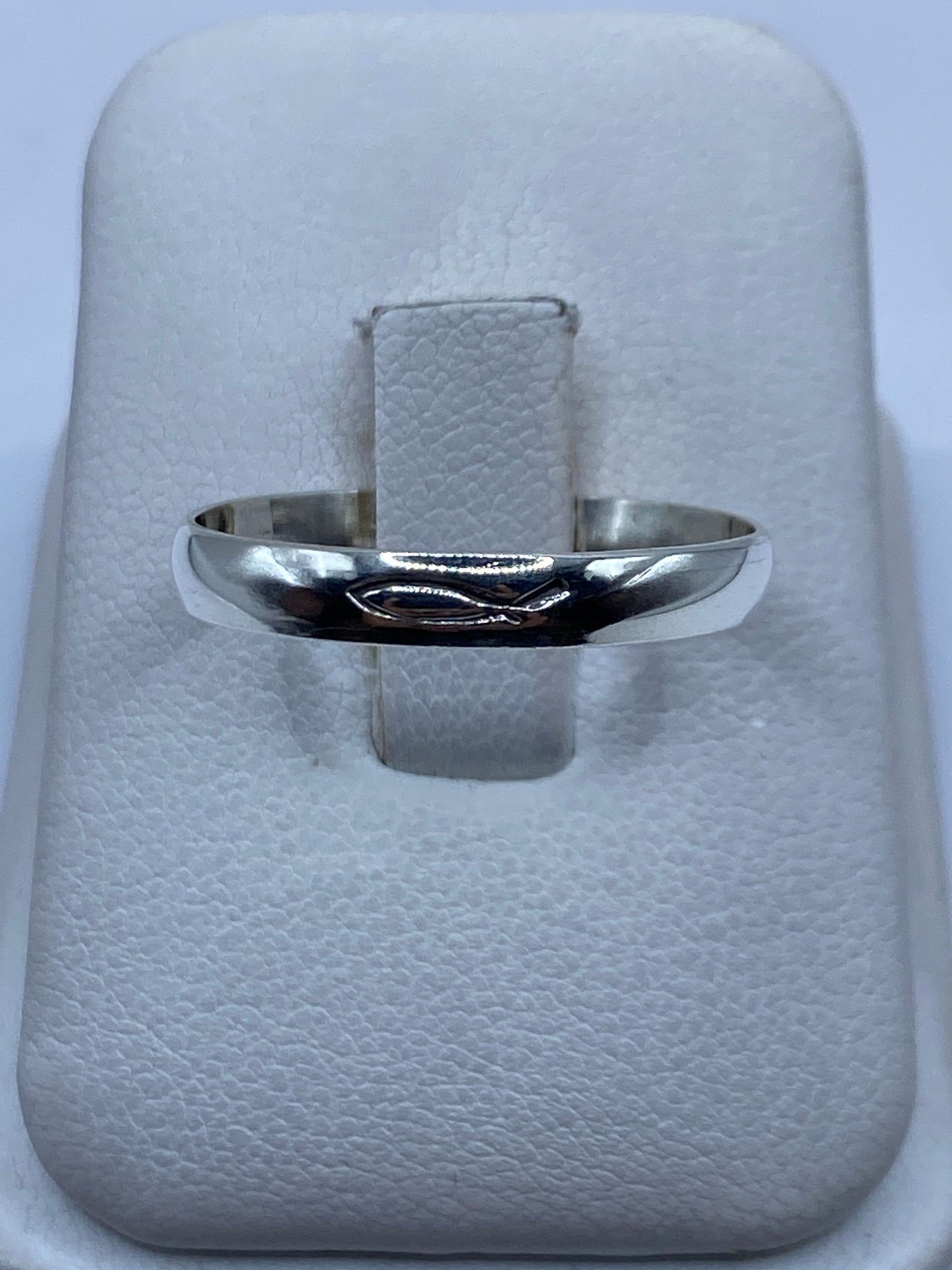 Anillo de plata banda lisa minimalista en la mano de una persona