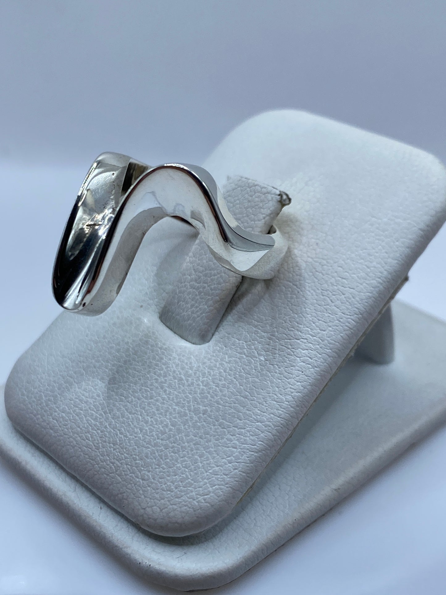 Anillo de Plata Fluido Orgánico — Elegancia Minimalista — foto 2
