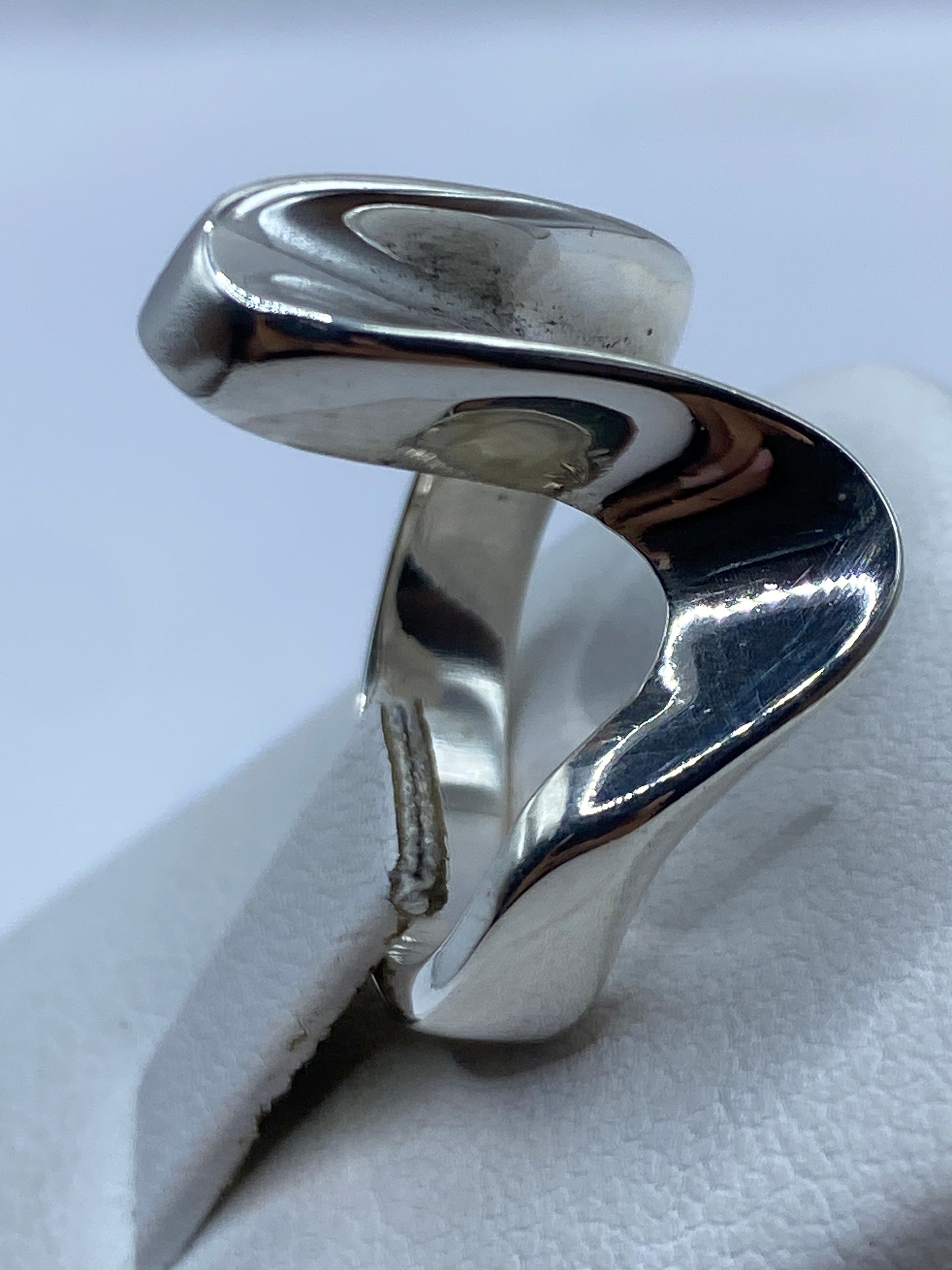 Anillo de Plata Fluido Orgánico — Elegancia Minimalista — foto 3