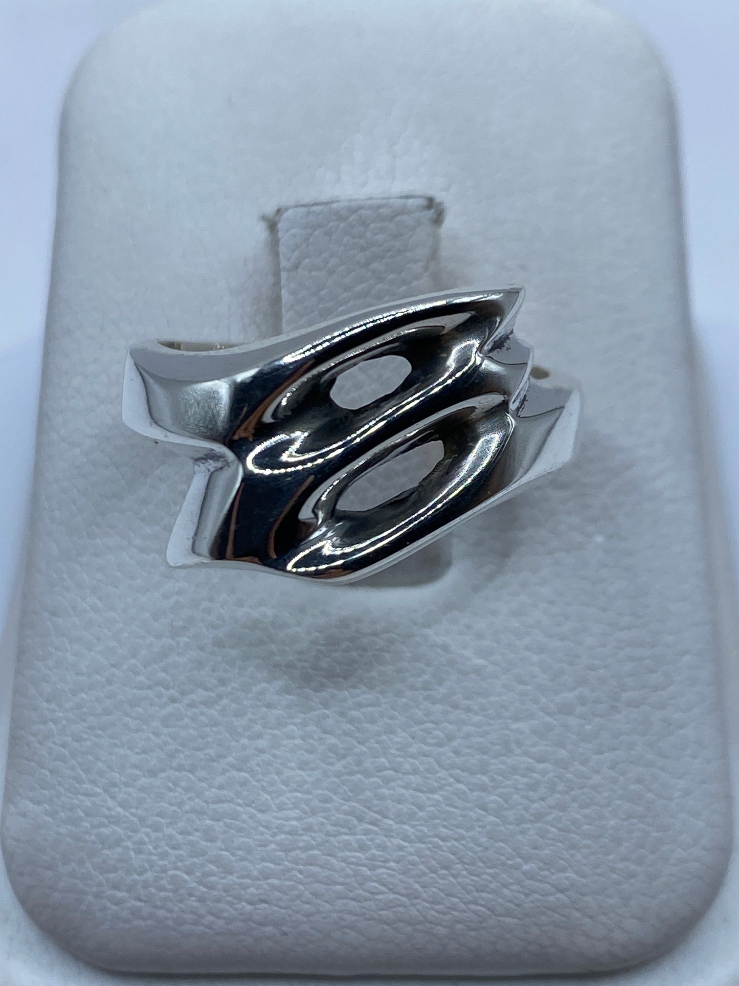 Anillo de plata macizo con doble arco arquitectónico, vista frontal en estuche
