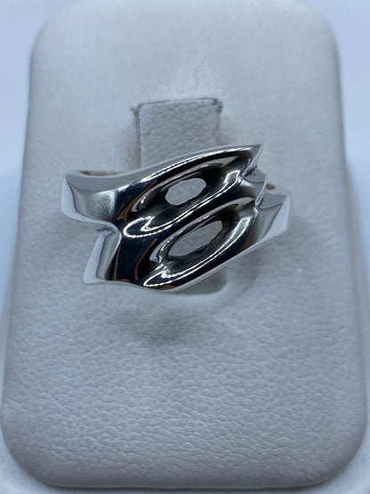 Anillo de plata macizo con doble arco arquitectónico, vista frontal en estuche