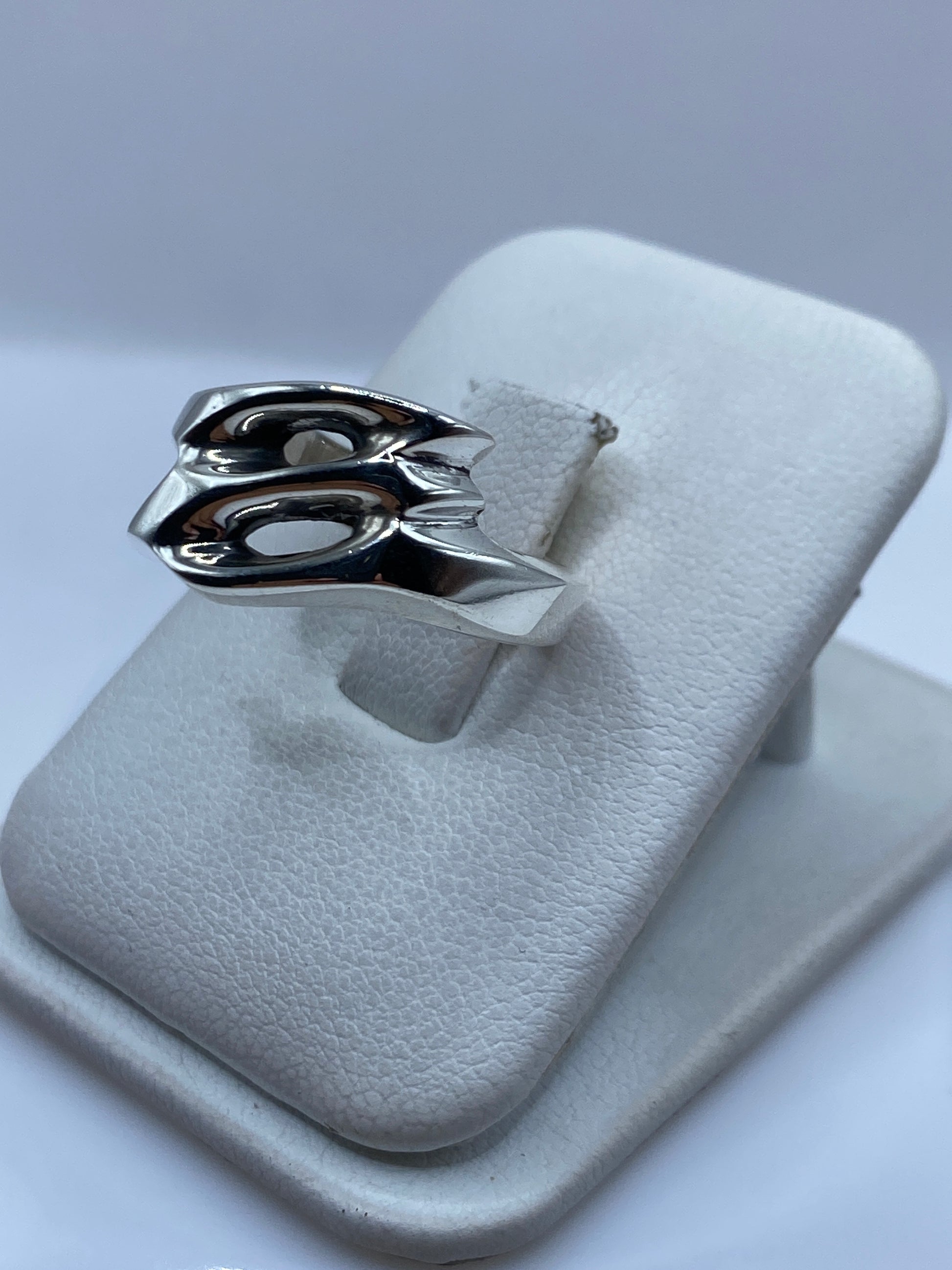 Anillo solitario de plata .925 puesto en dedo, mostrando volumen y presencia