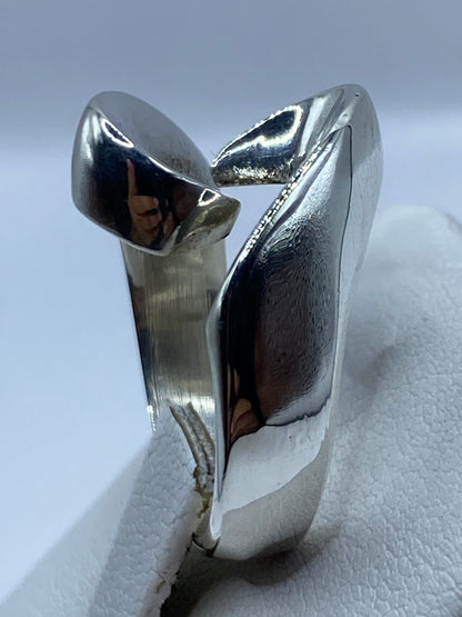 Detalle lateral del anillo de plata revelando su forma redondeada y peso