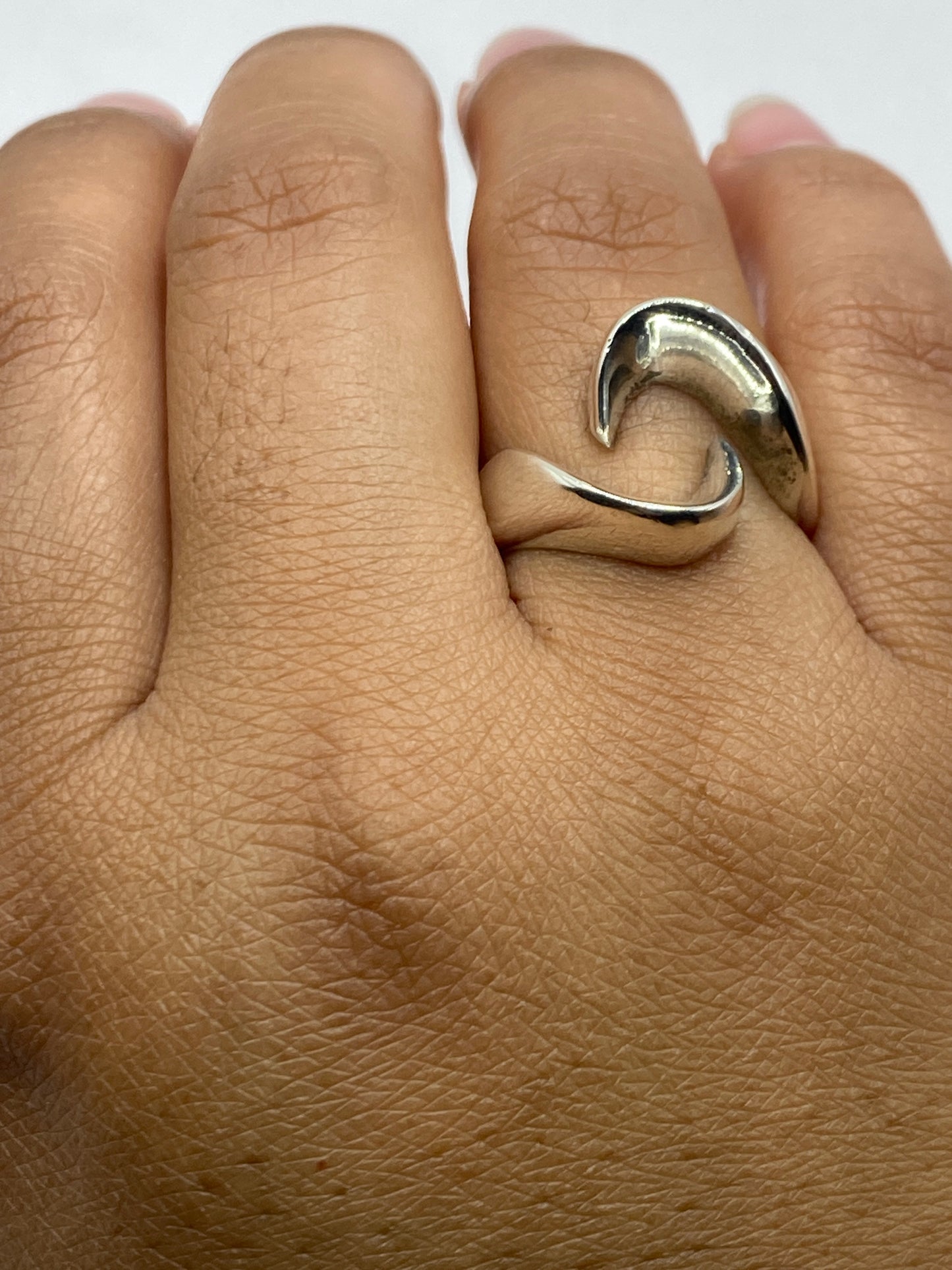 Anillo minimalista en la balanza mostrando 9.7 gramos de plata auténtica