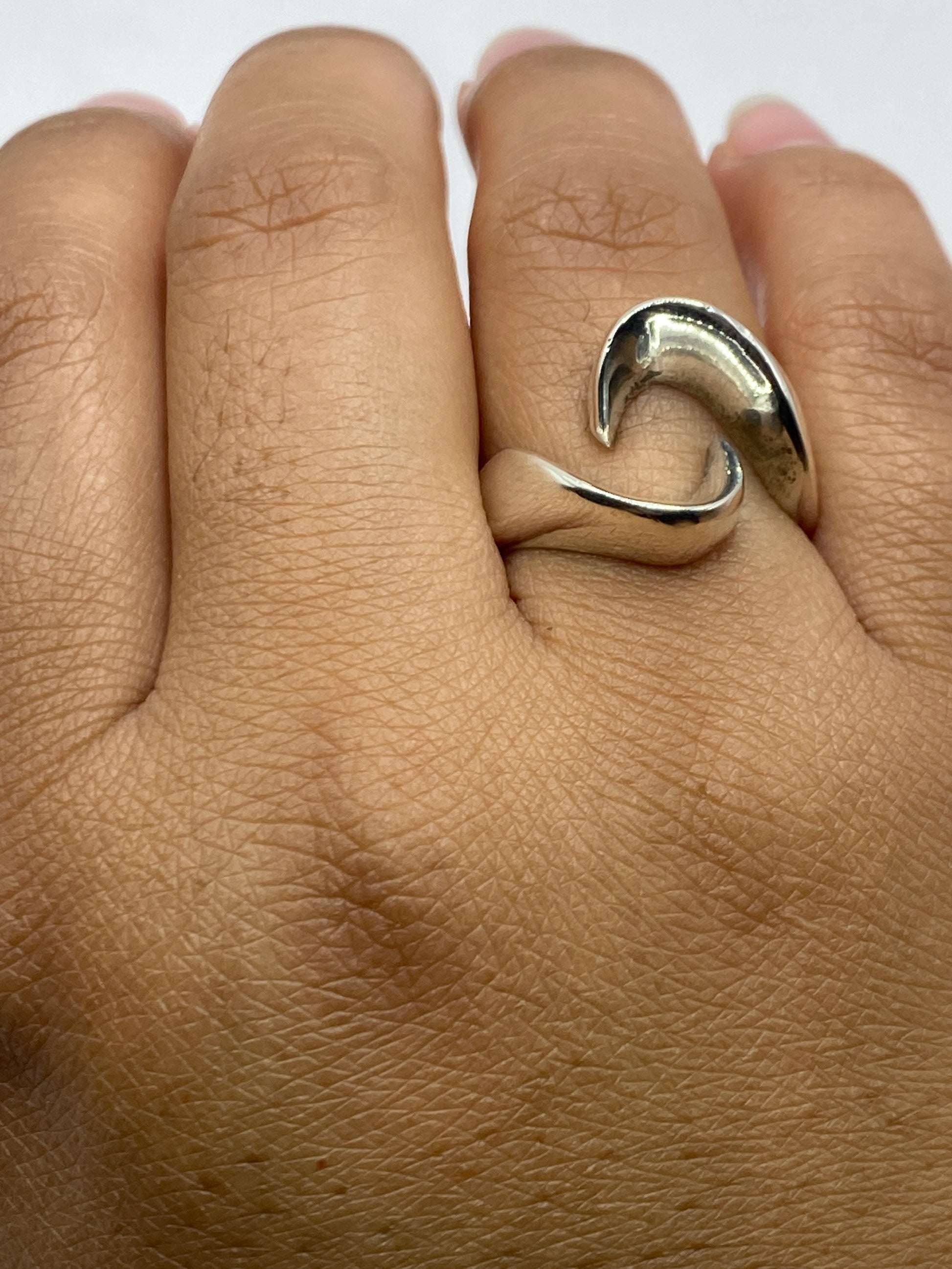 Anillo minimalista en la balanza mostrando 9.7 gramos de plata auténtica