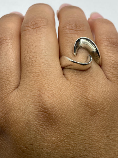 Anillo minimalista en la balanza mostrando 9.7 gramos de plata auténtica
