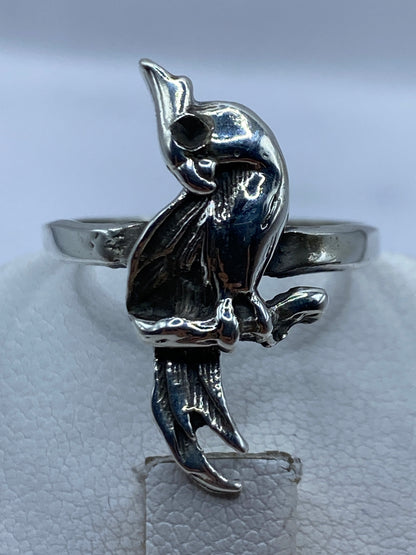 Anillo de plata en la mano mostrando el sello .925 México
