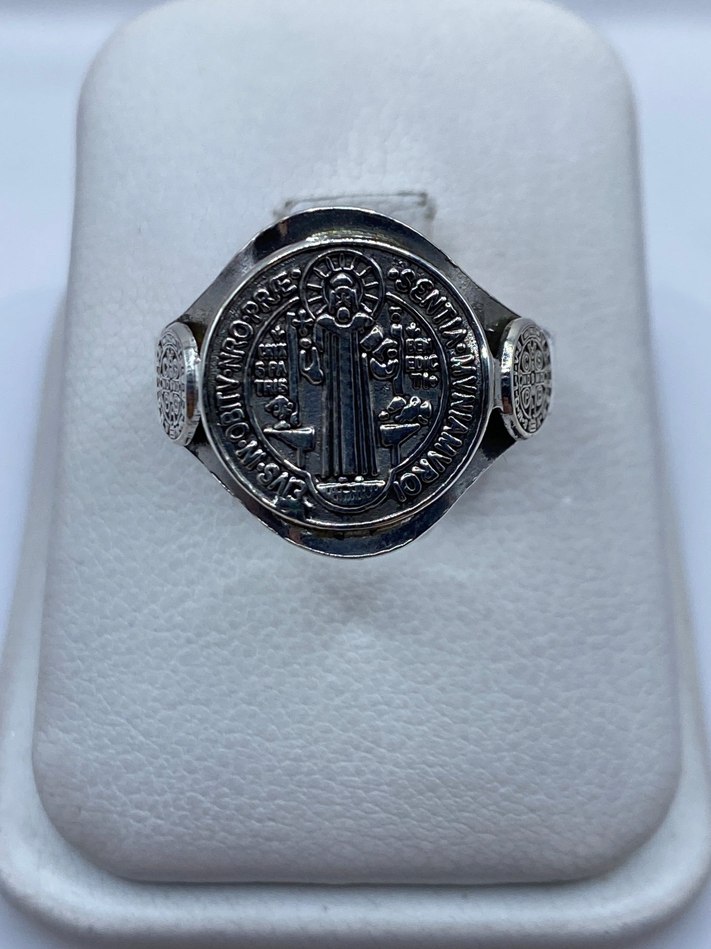 Anillo de plata .925 con medalla de San Benito en relieve, vista frontal sobre fondo blanco