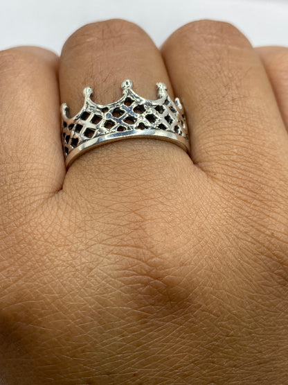 Anillo de plata maciza sobre fondo blanco mostrando peso y presencia