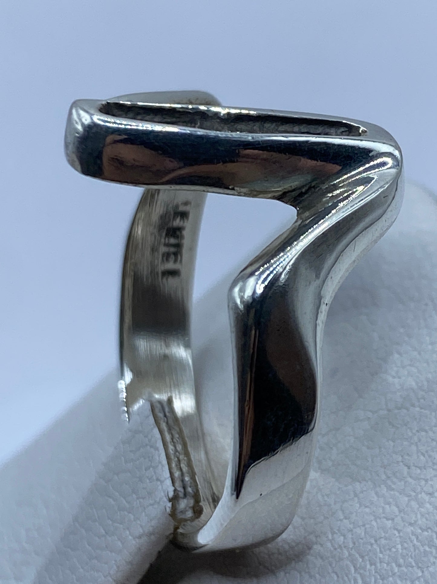 Anillo minimalista en V colocado en dedo, ajuste ergonómico