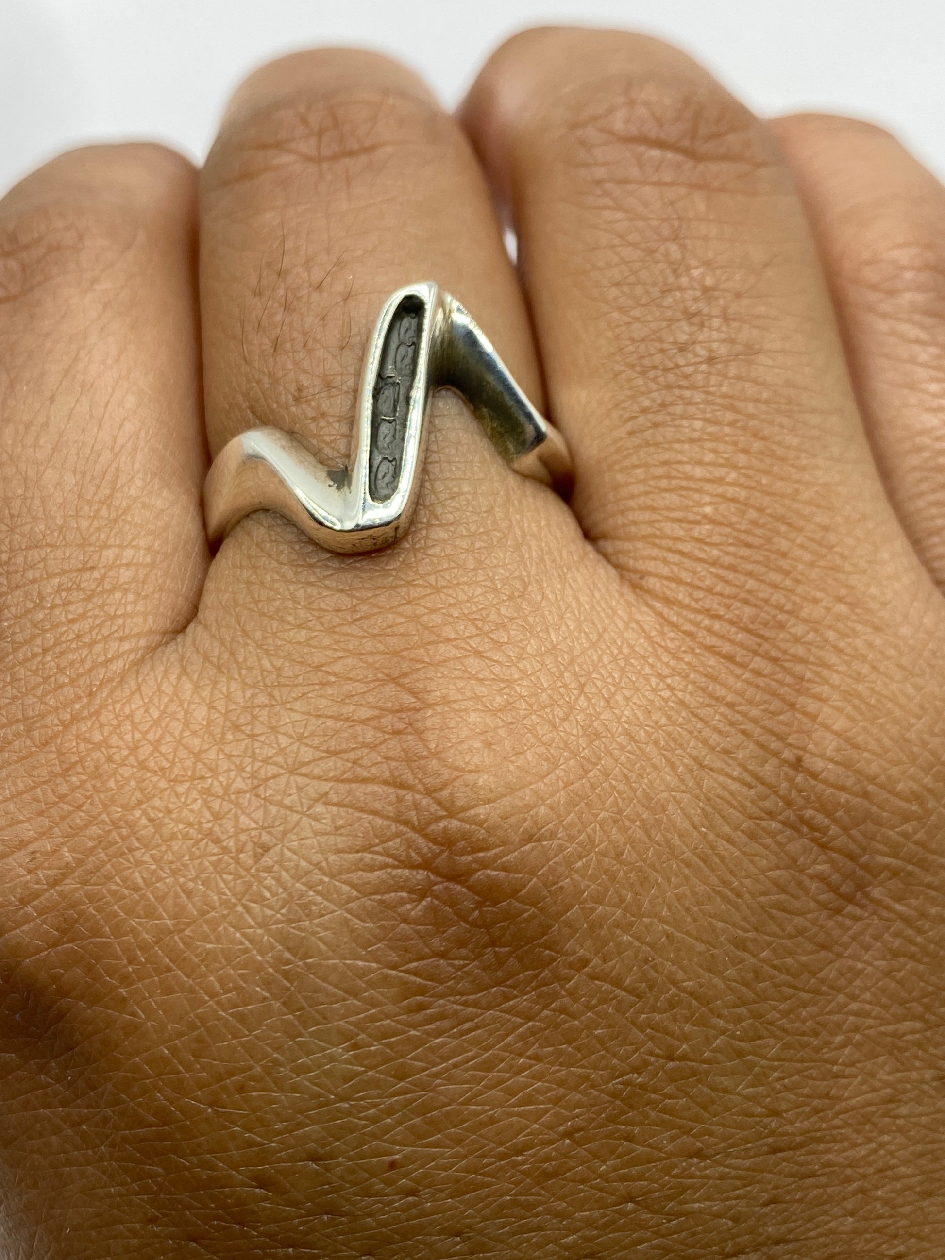 Vista lateral del anillo V en plata .925 con sello de autenticidad