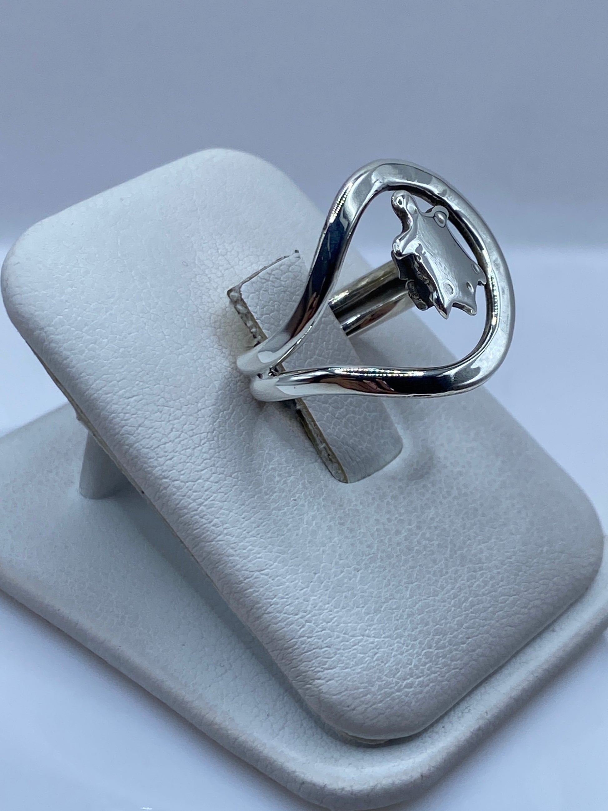 Vista lateral del anillo minimalista mostrando el perfil y peso en plata