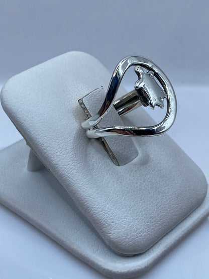 Vista lateral del anillo minimalista mostrando el perfil y peso en plata