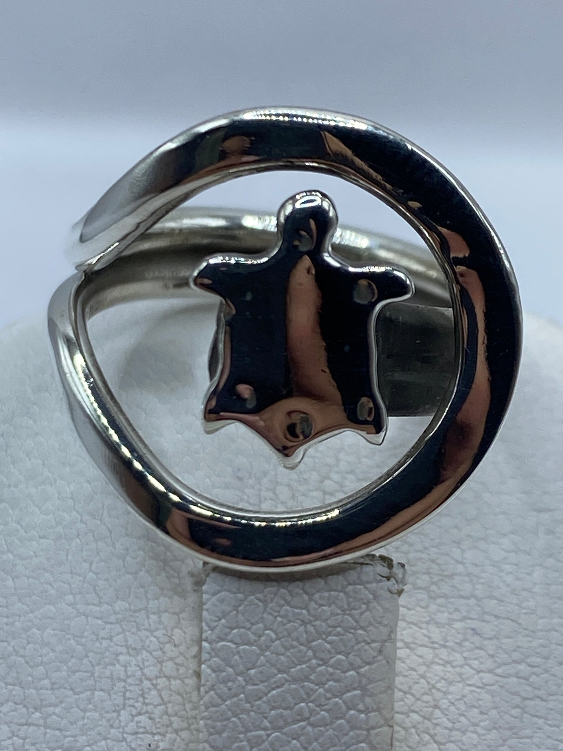 Anillo sello en la mano de una mujer con luz natural