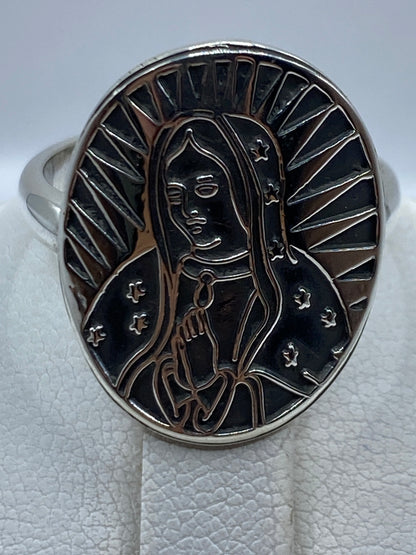 Detalle del rostro y los plegues del manto de la Virgen tallados a mano en plata
