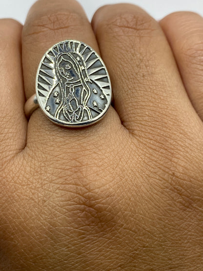 Anillo Virgen de Guadalupe puesto en dedo, mostrando presencia y peso de la joya