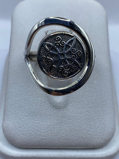 Anillo de plata con sello prehispánico étnico en mano de mujer
