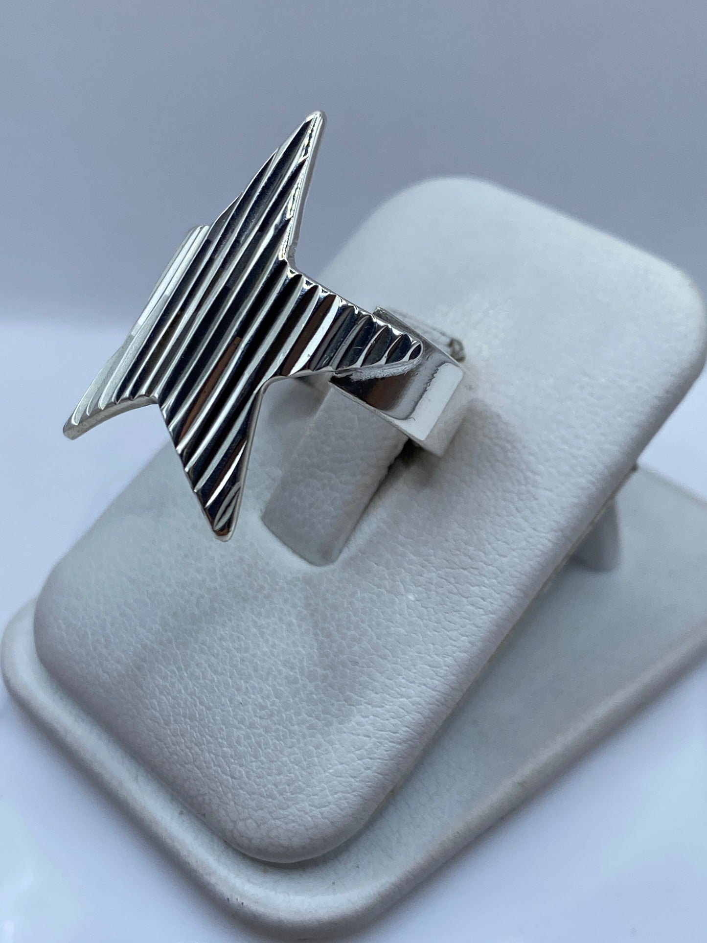 Detalle lateral del anillo estrella mostrando la banda tallada en plata pura