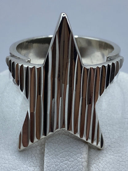 Anillo de estrella en plata en dedo de mujer con piel morena clara
