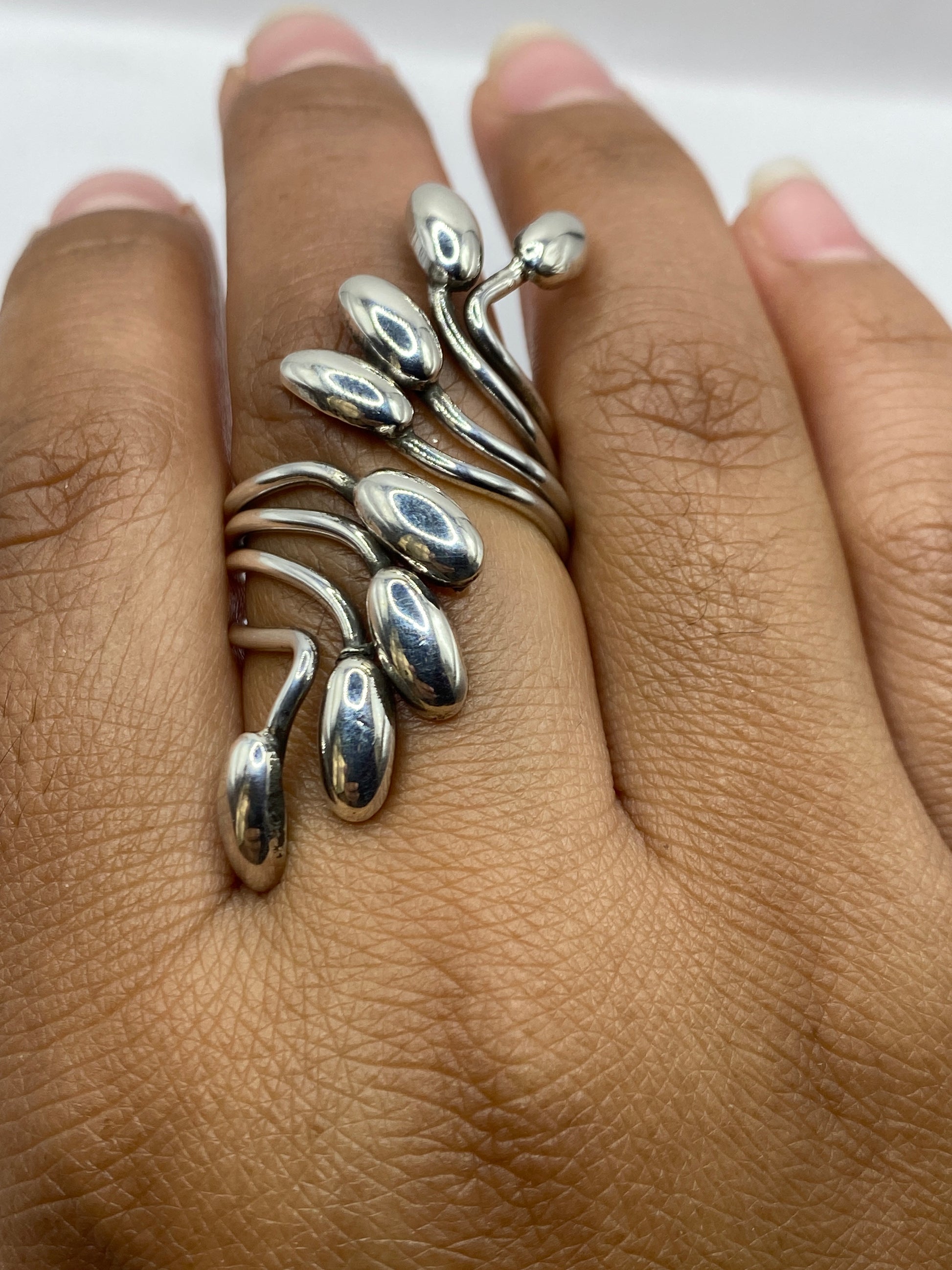 Anillo naturaleza sobre balanza mostrando peso de 8.7 gramos y sello .925