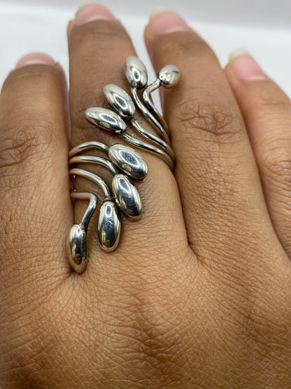 Anillo naturaleza sobre balanza mostrando peso de 8.7 gramos y sello .925