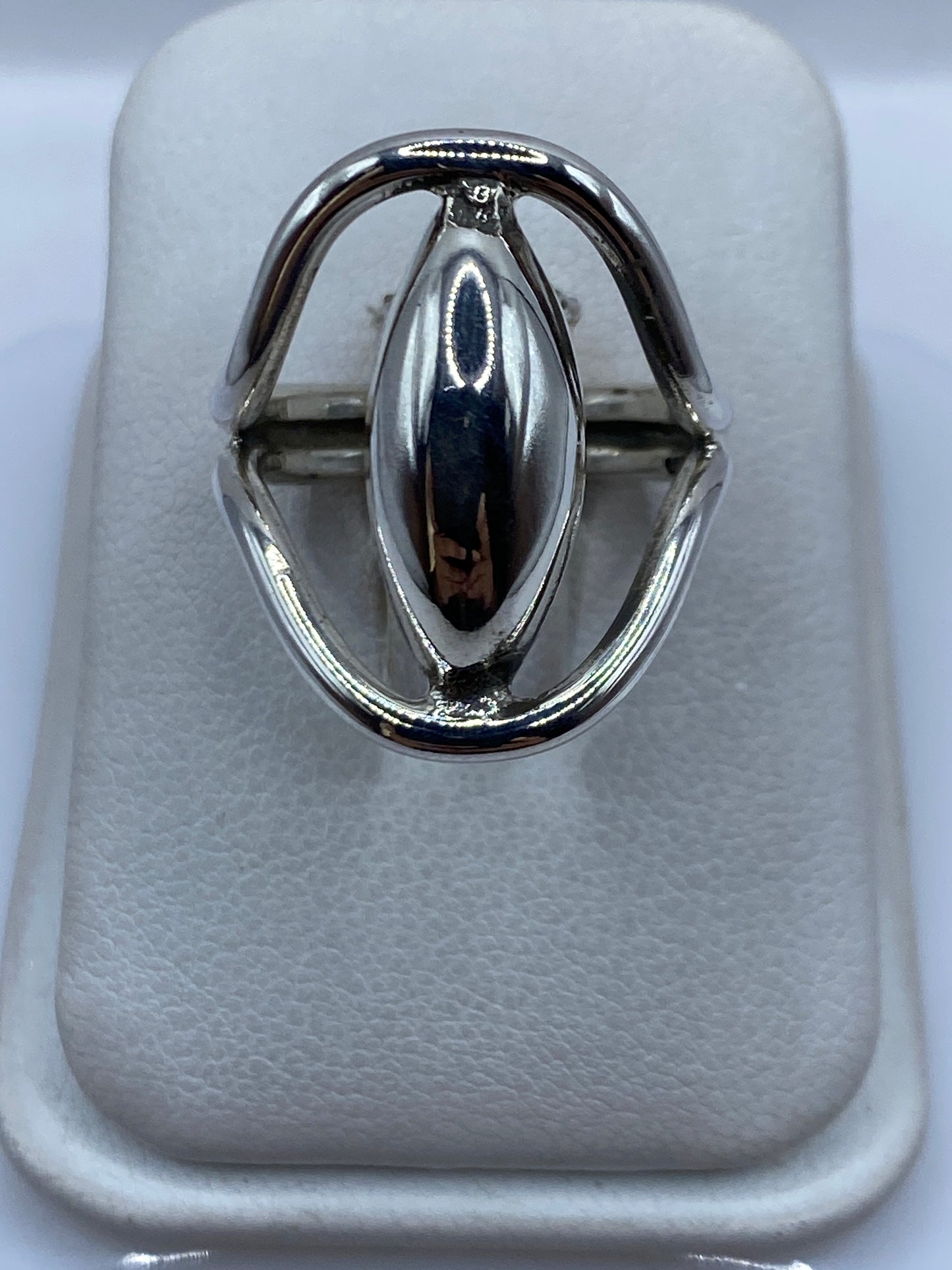 Anillo ovalado minimalista de plata .925 en estuche blanco, vista frontal