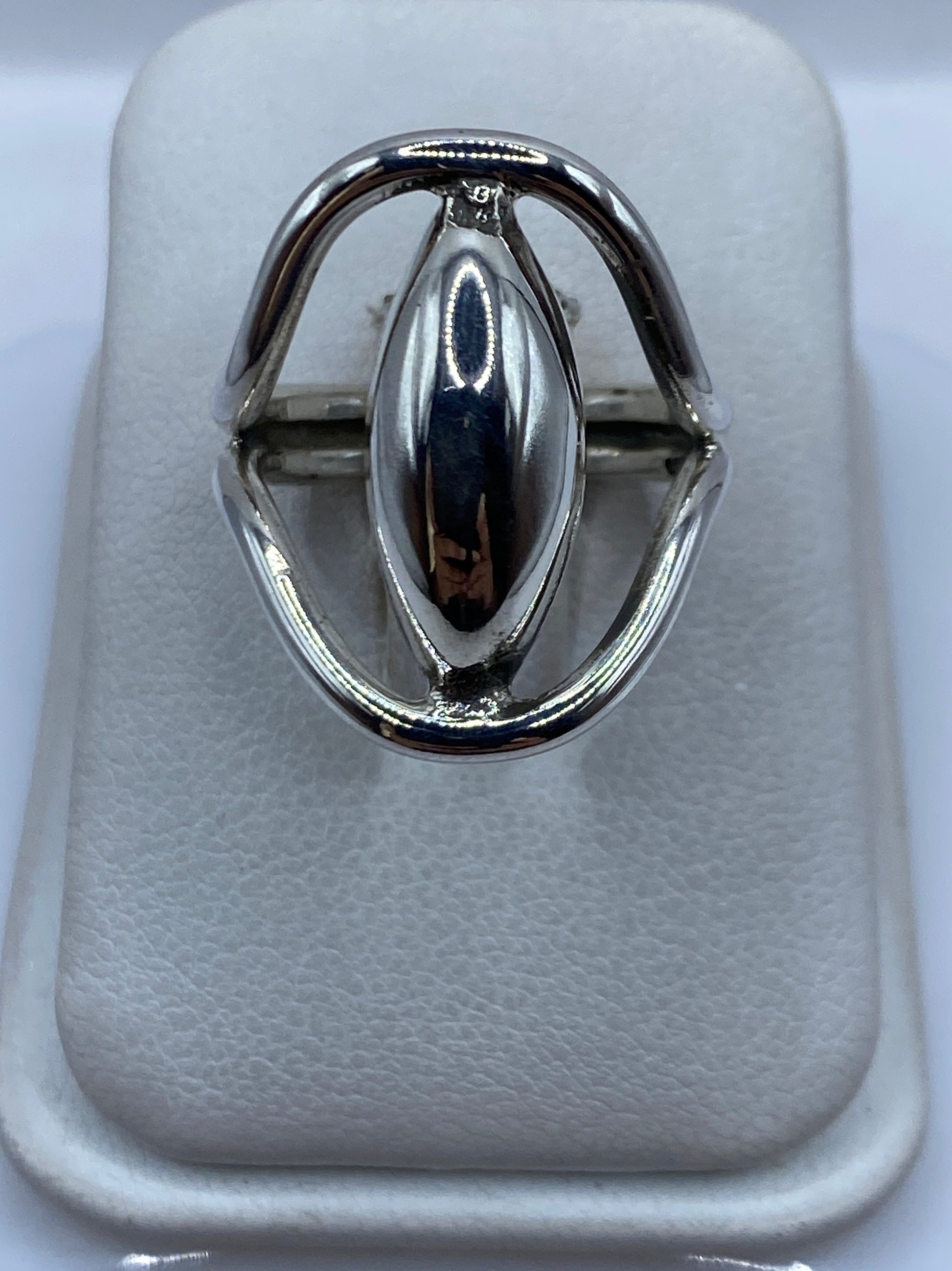 Anillo ovalado minimalista de plata .925 en estuche blanco, vista frontal