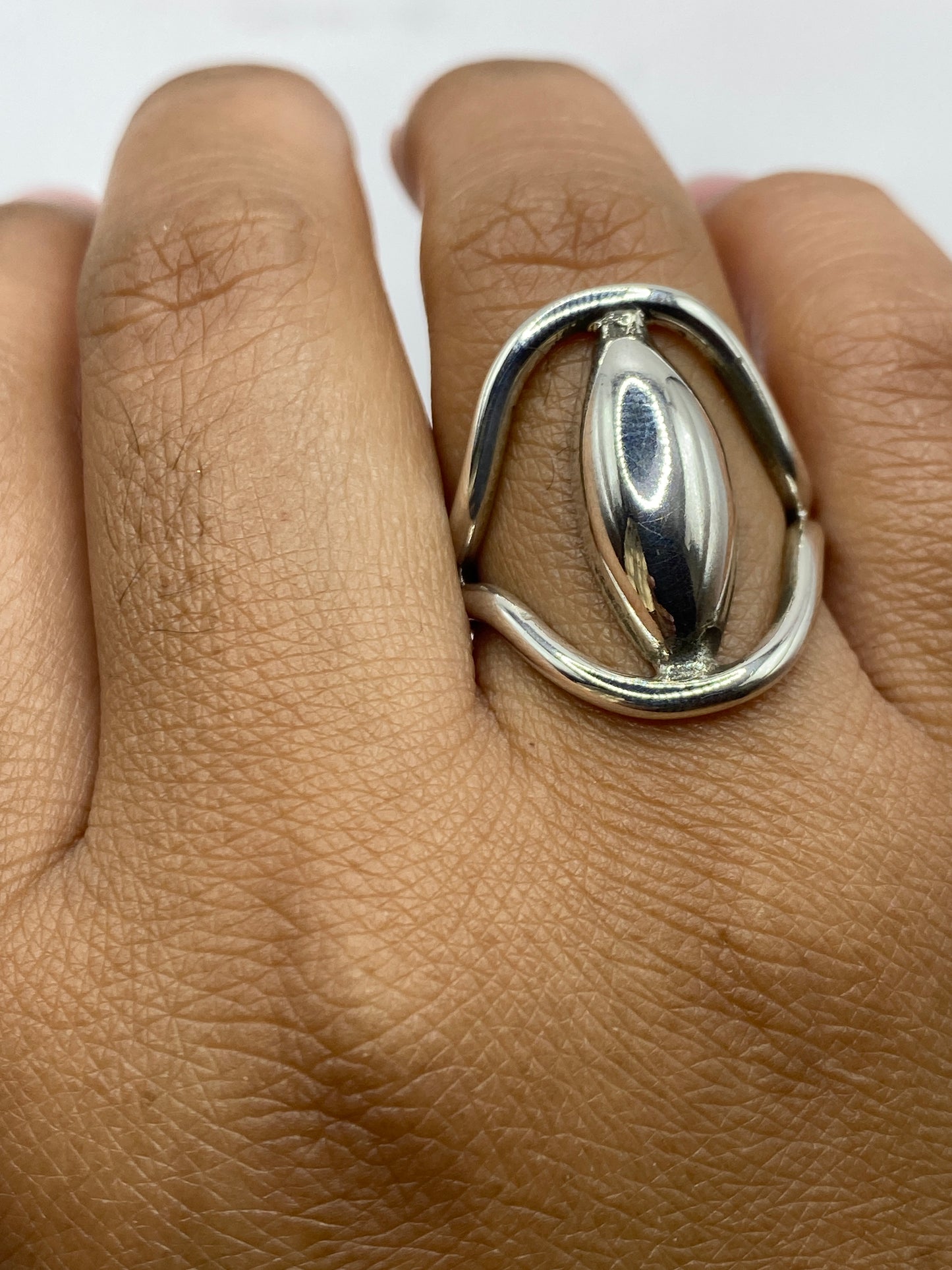 Anillo ovalado de plata sobre fondo blanco, mostrando sello .925 MEXICO en la banda
