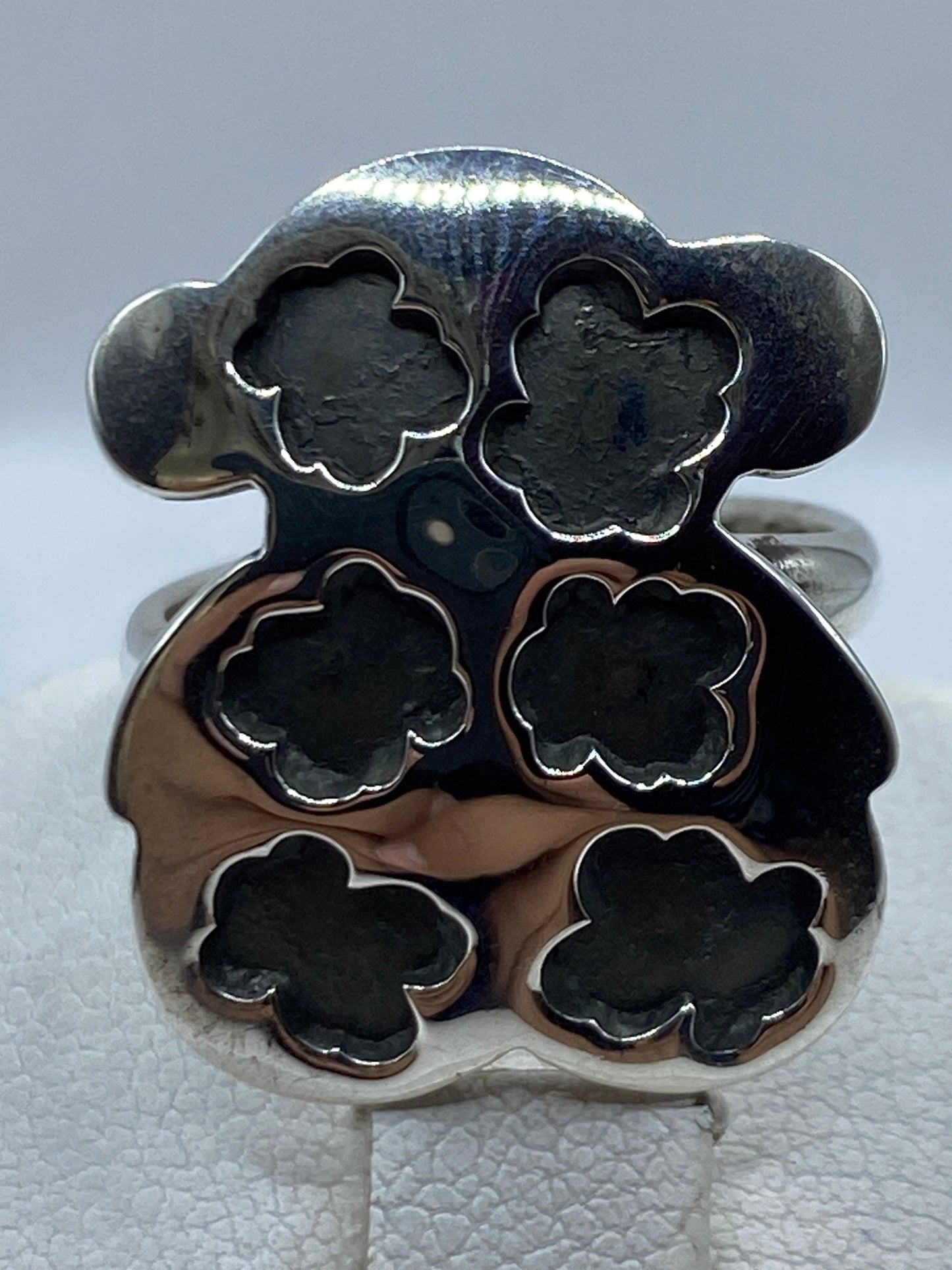 Detalle lateral del anillo floral de Taxco con sello 925 visible en la banda