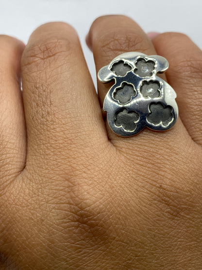 Anillo floral completo en escala, pesando 5.2 gramos en balanza de precisión