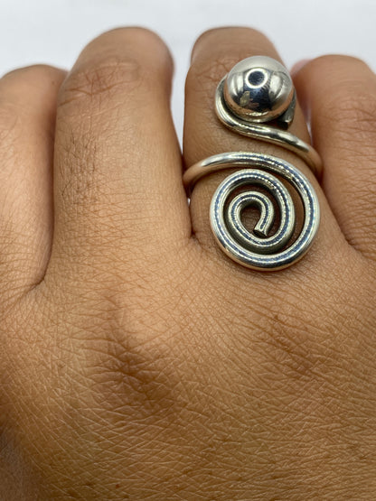 Anillo ajustable en báscula de precisión mostrando 7.7 gramos de peso