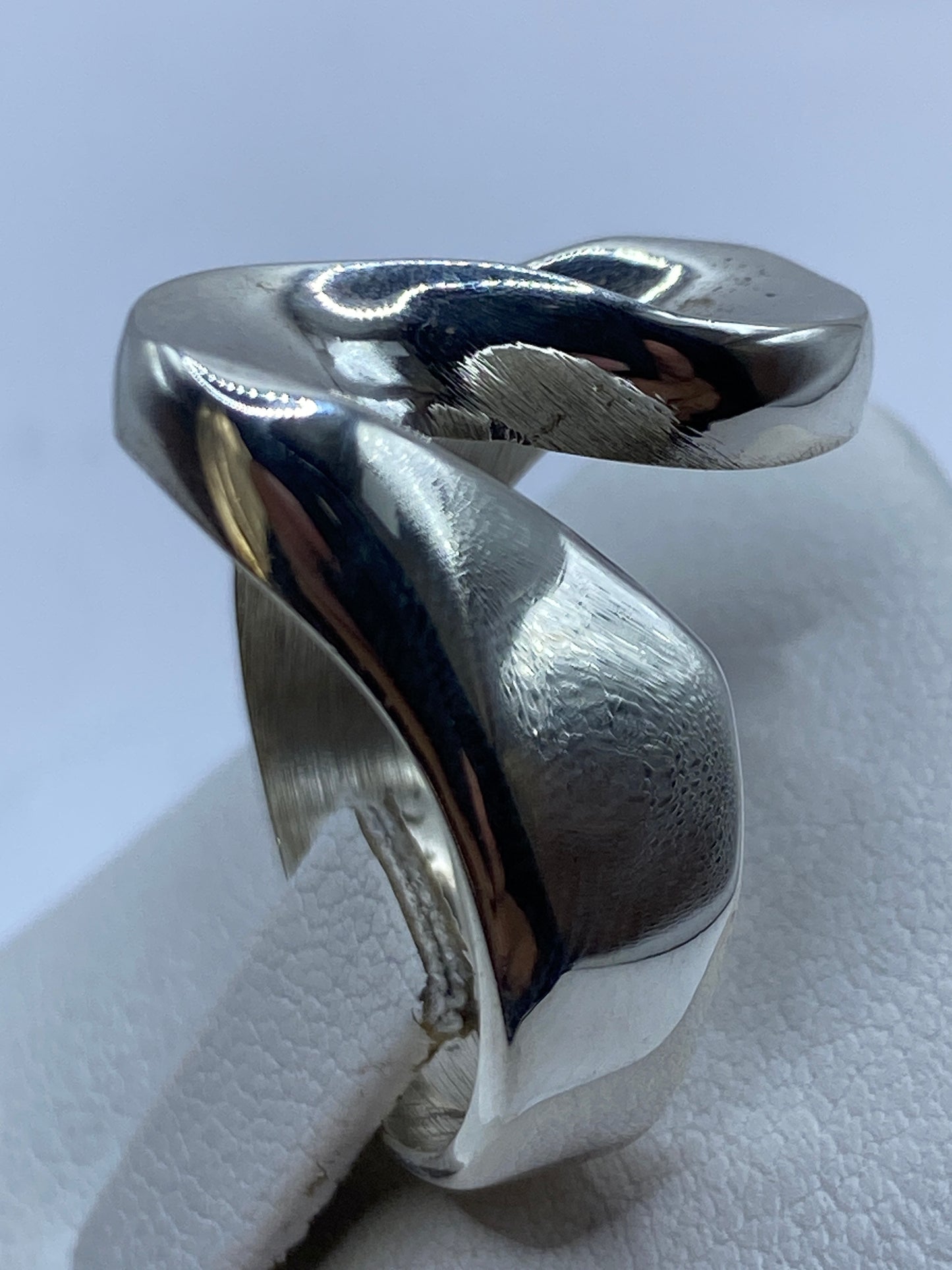 Detalle del pulido y acabado del anillo artesanal de Taxco