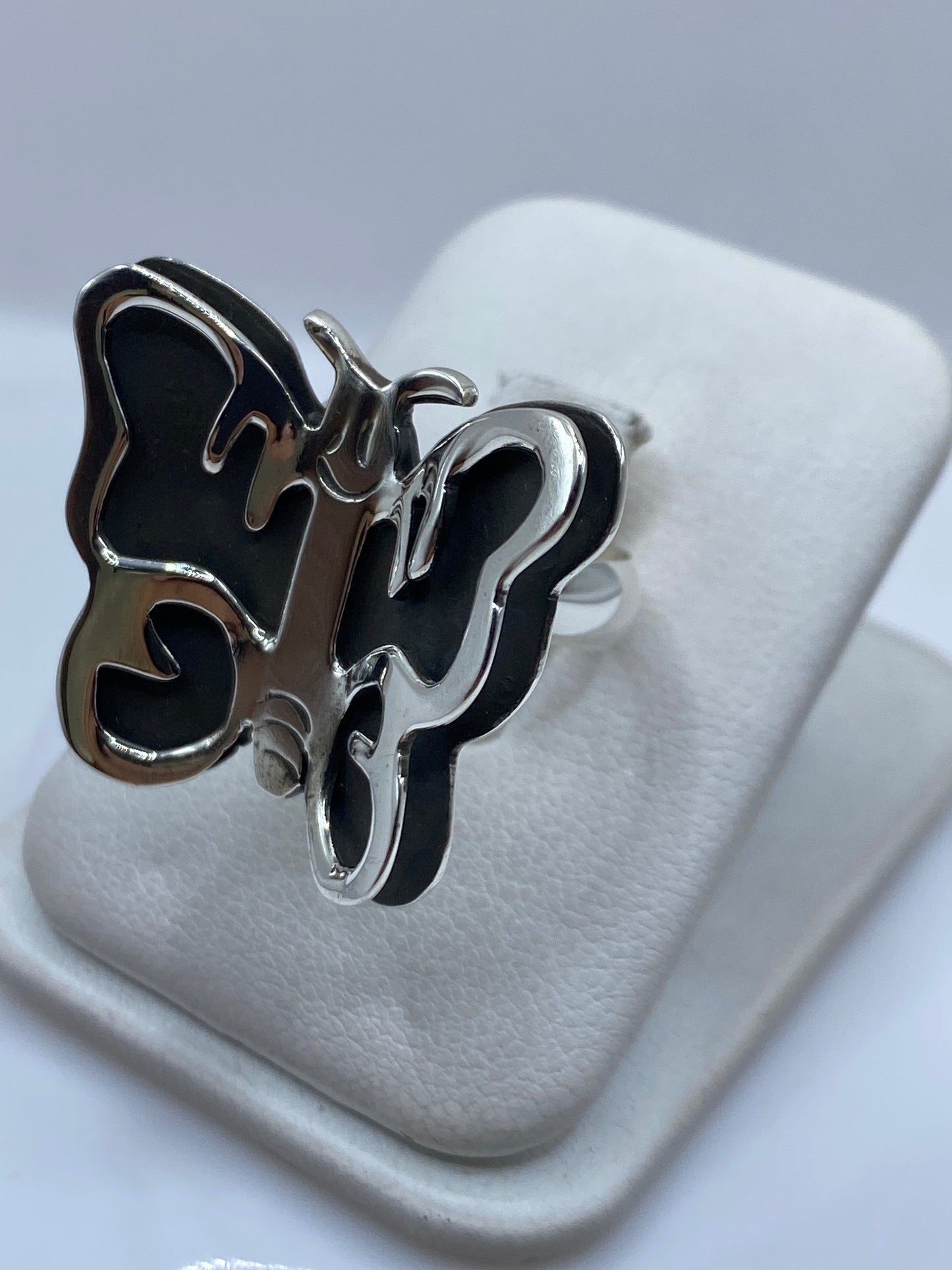 Detalle frontal del anillo mariposa en plata .925 mostrando las alas en volumen